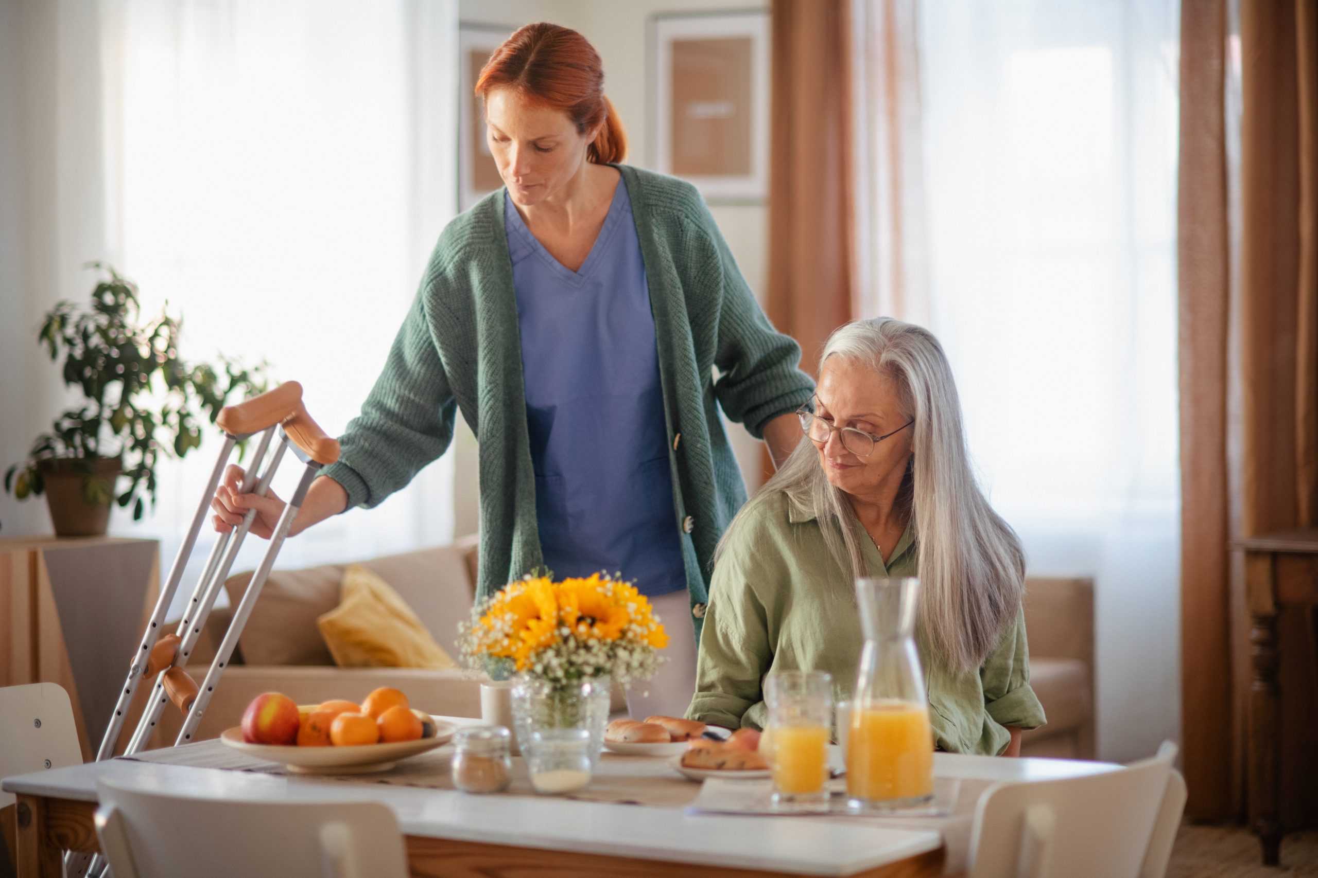 Unser ambulanter Pflegedienst in Münster unterstützt Senioren beim Kochen in der eigenen Küche, um ihre Selbstständigkeit und Gesundheitsversorgung zu erhalten.