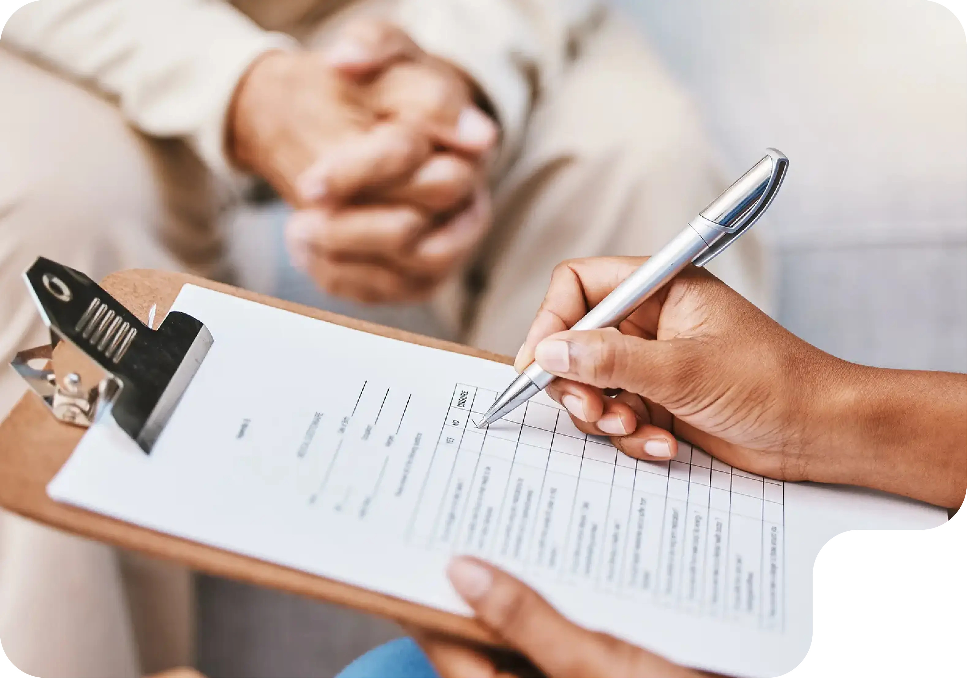 Professionelles Überleitungsmanagement – nahtlose Pflegeübernahme von Krankenhaus zu häuslicher Betreuung.